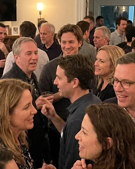 Avant: Making the subject easier to find in a group photo set